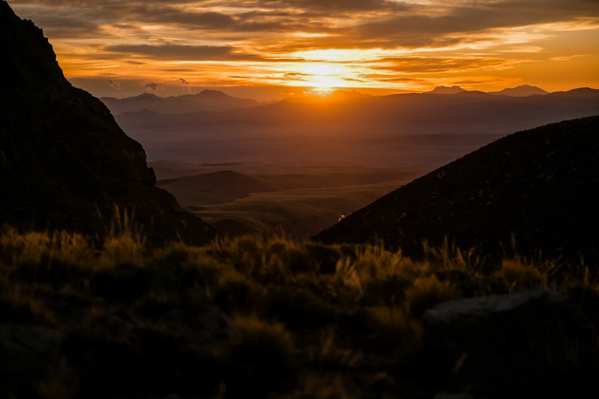 Atardecer sobre el valle del norte neuquino