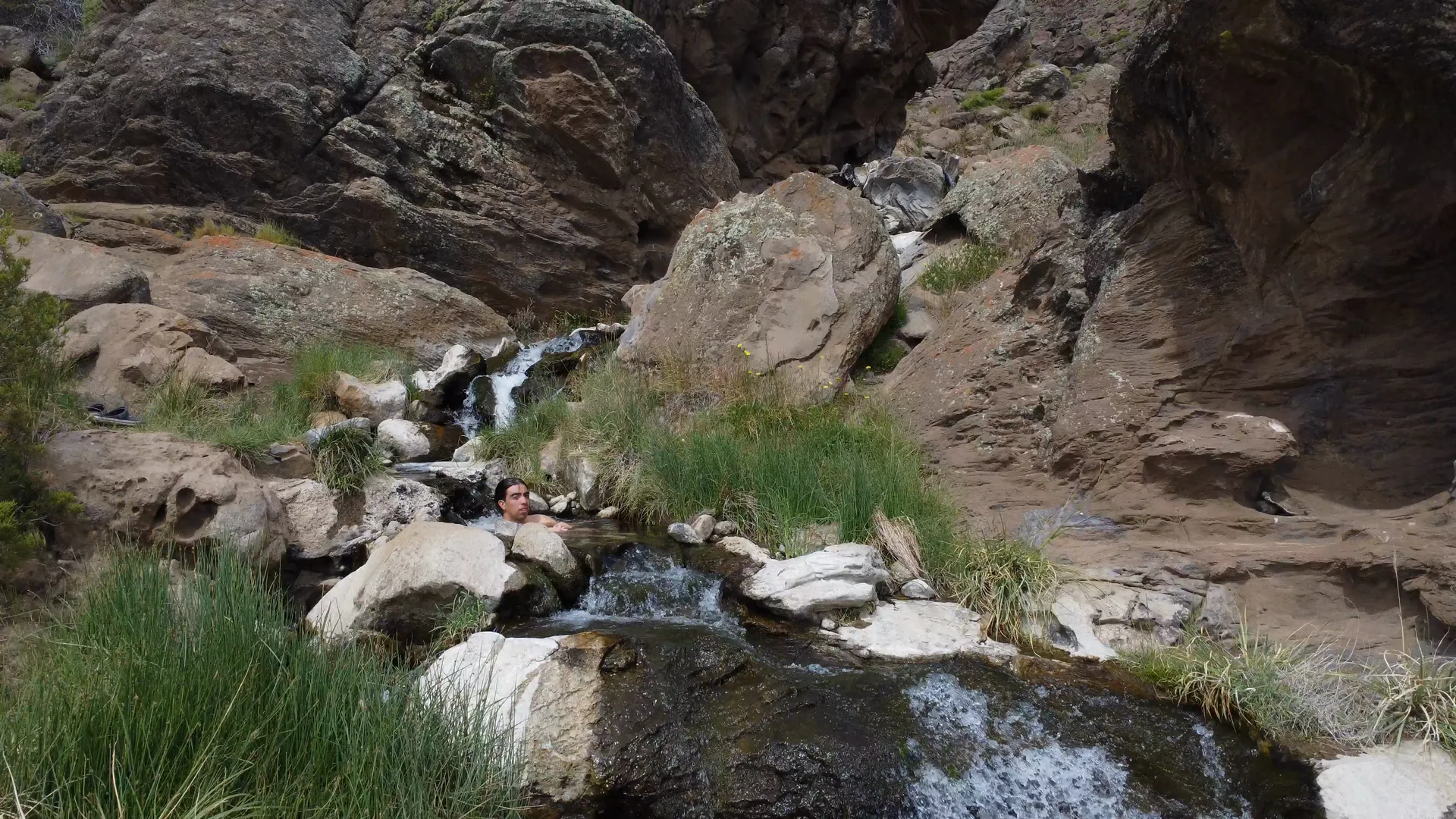 Excursionista relajándose en las aguas termales de Villa Aguas Calientes