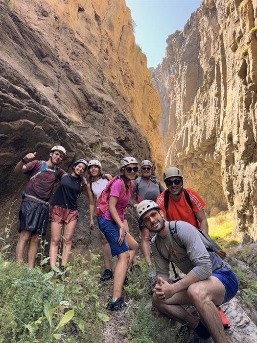 Grupo bajo las murallas de basalto del cañadón