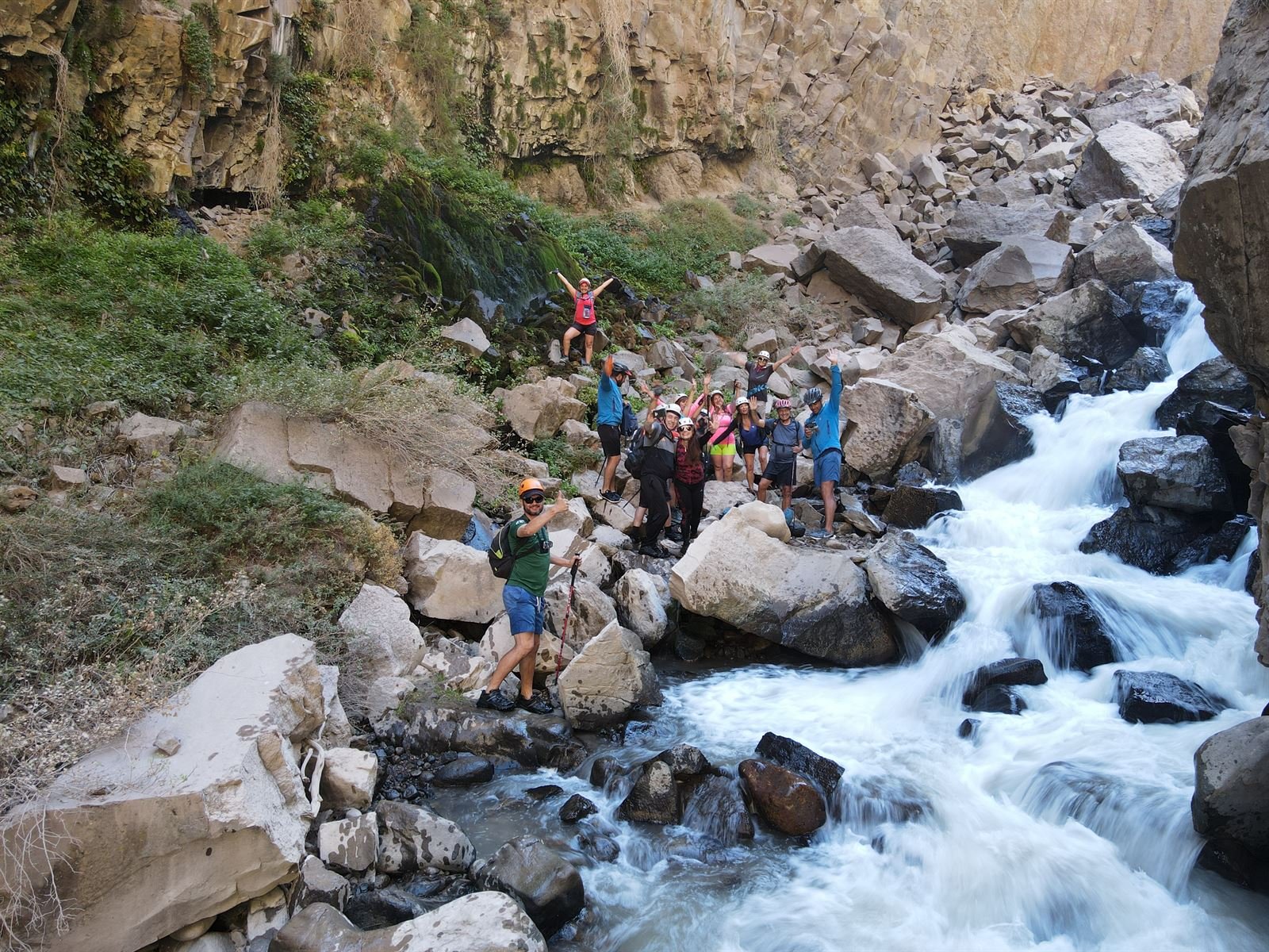 Grupo celebrando en la cascada del Cajón de Covunco