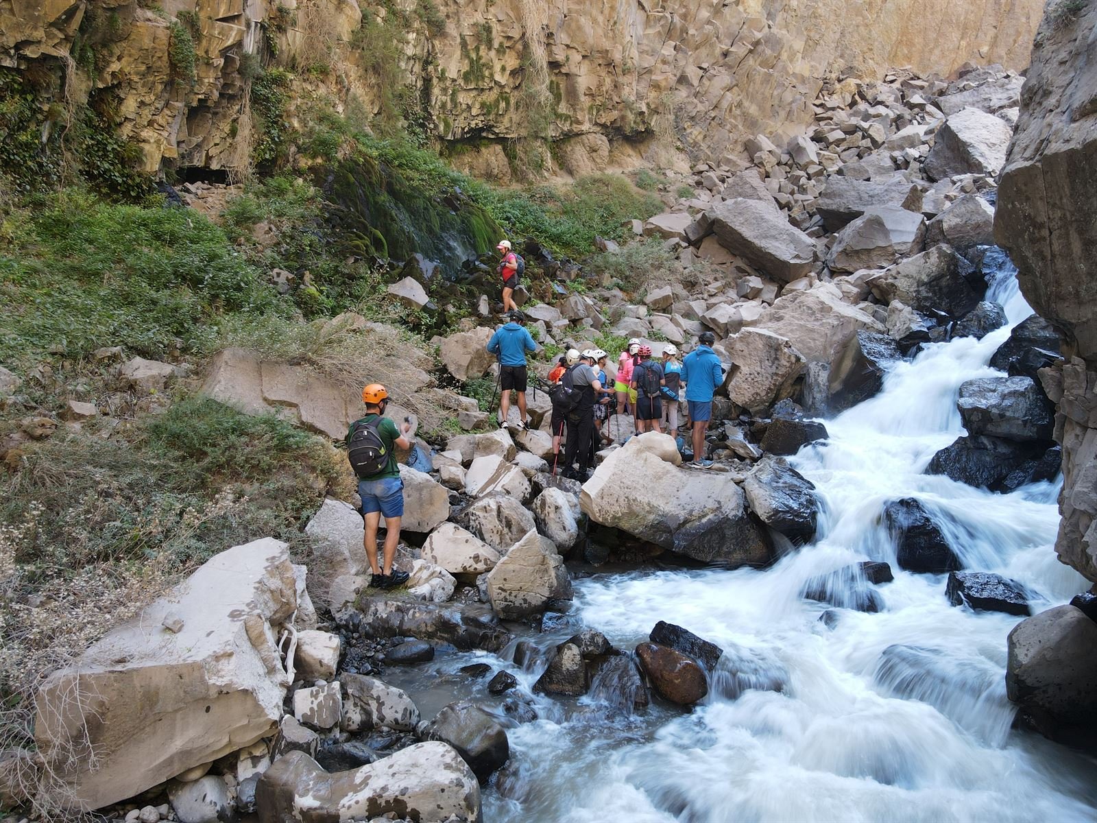 Vista aérea del grupo junto a una cascada del Cajón de Covunco