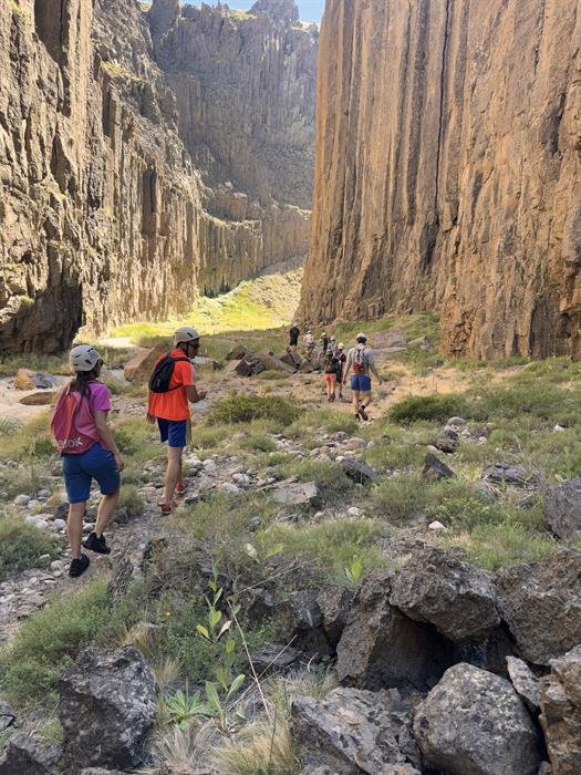 Trekking al Cajón de Covunco entre paredones de basalto