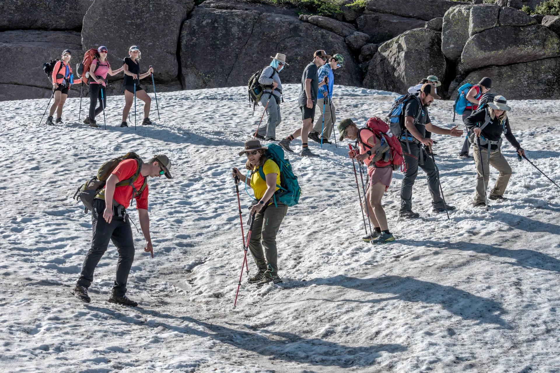 Grupo cruzando un nevero en la cordillera