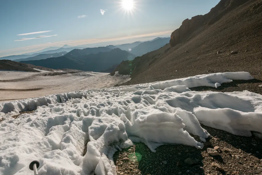 Detalle de glaciar y sol en el Domuyo