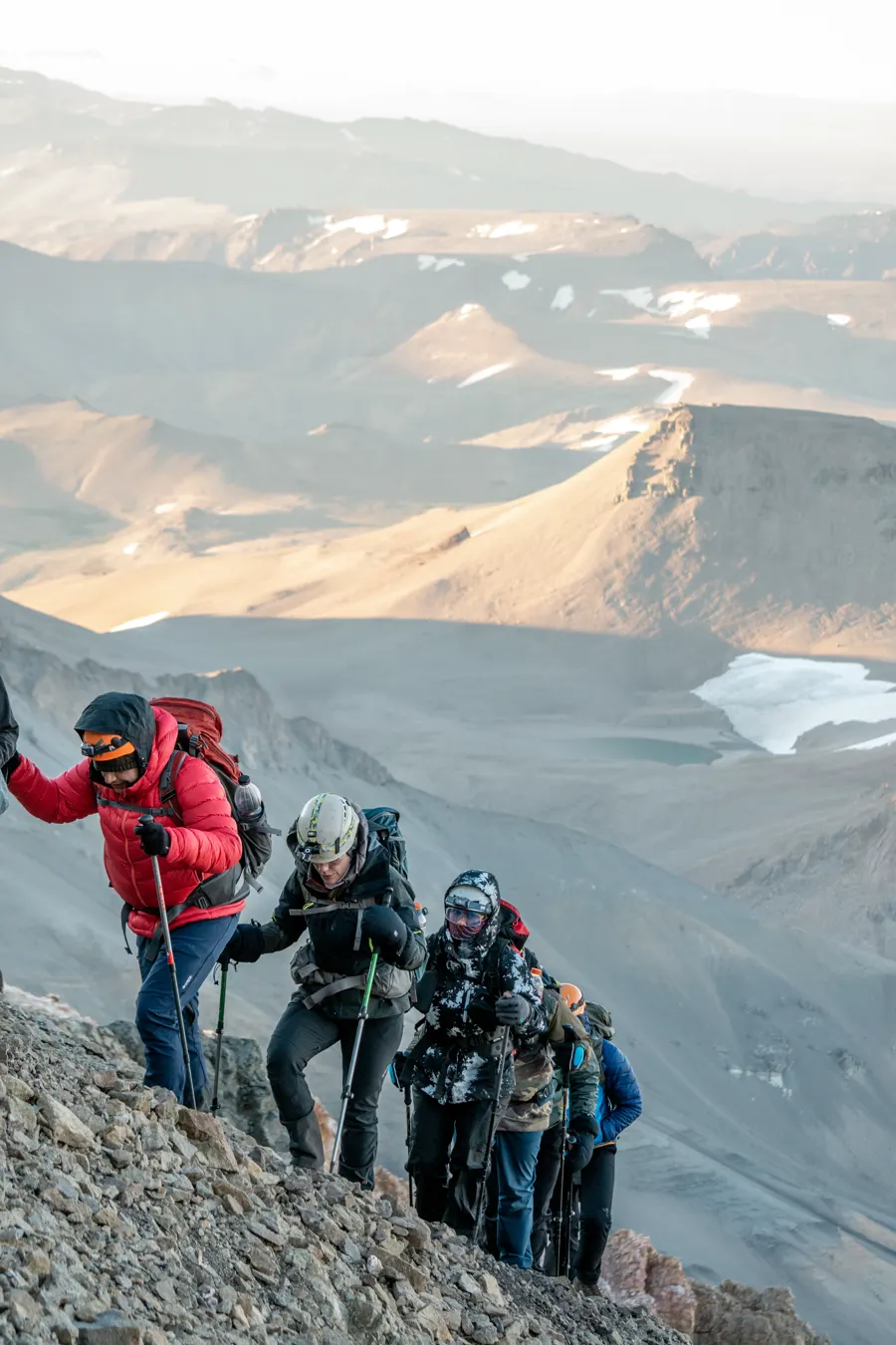Cordada ascendiendo la cresta del Domuyo