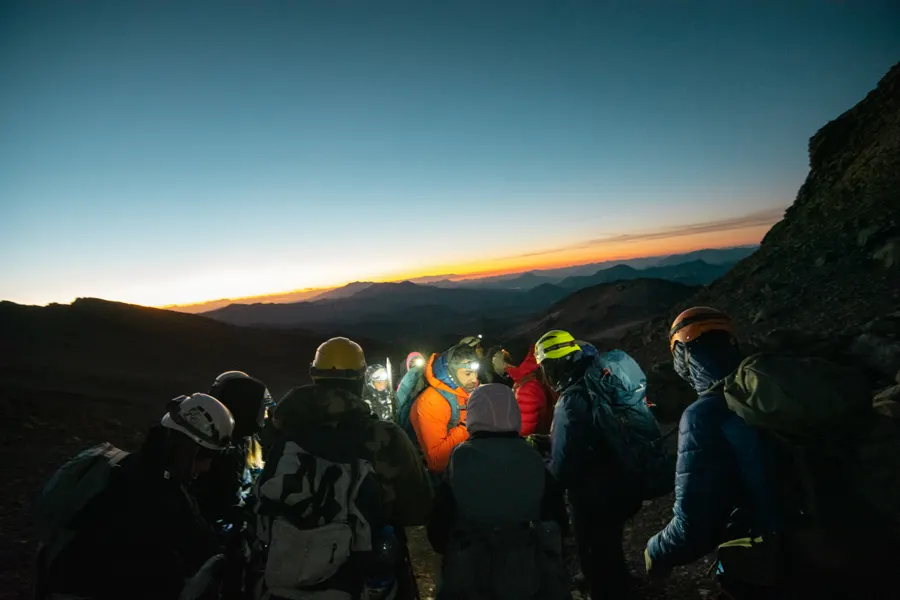 Ascenso nocturno con frontales hacia la cumbre