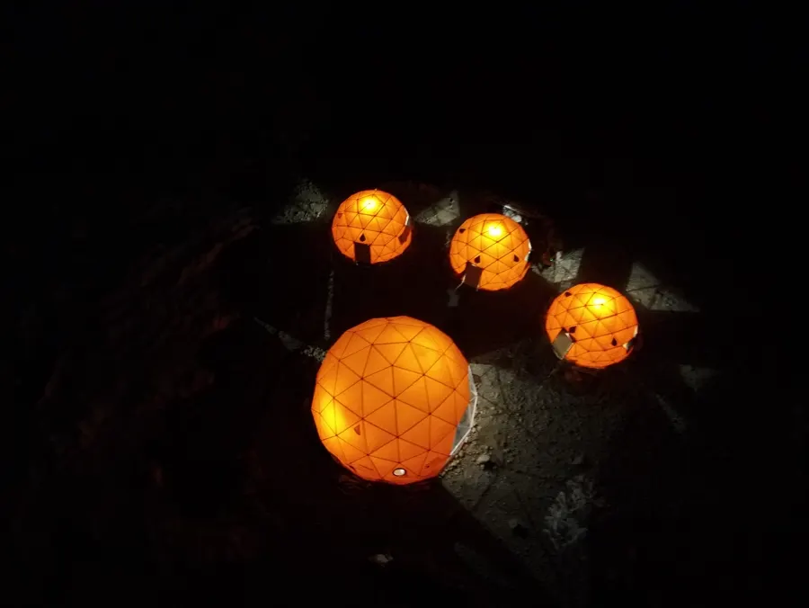 Domos del Campo Base iluminados de noche