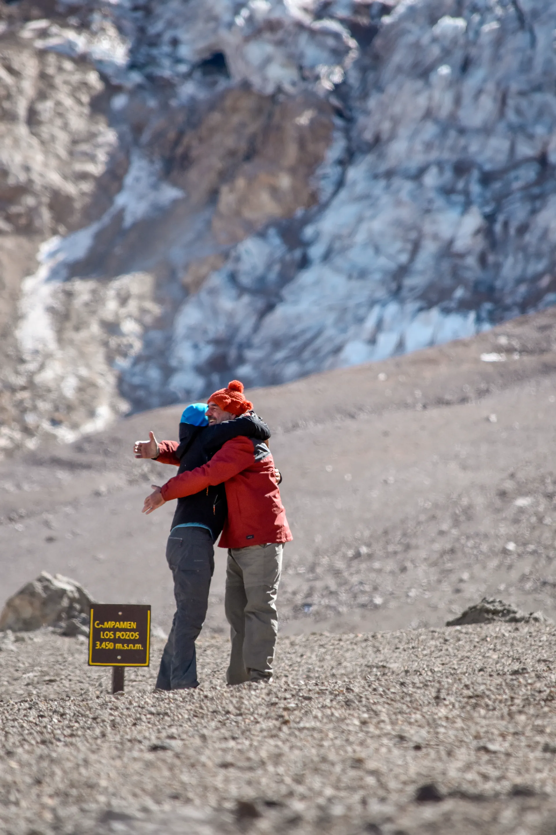 Abrazo entre montañistas en el descenso del Domuyo