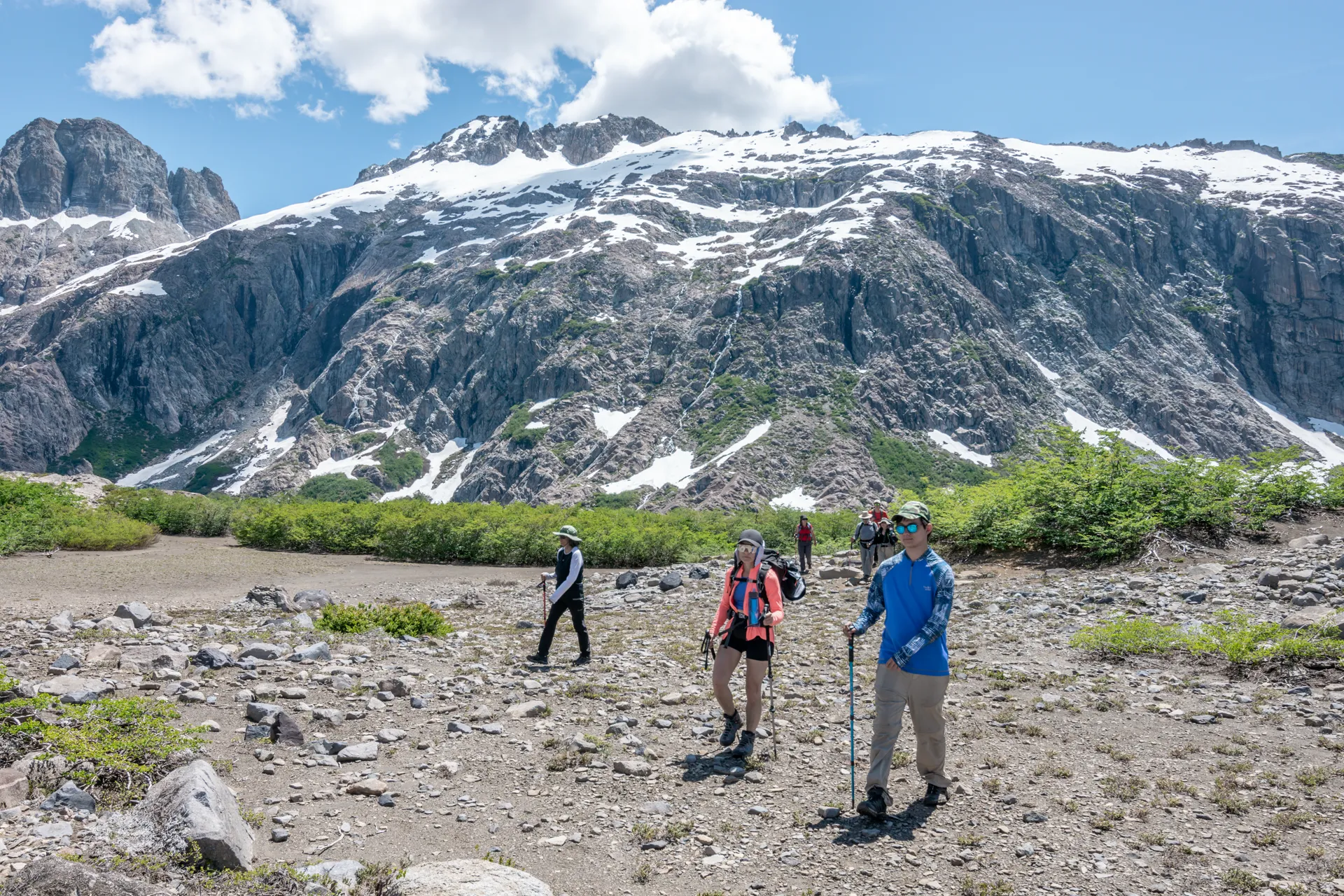 Trekking grupal en El Cruce de los Andes