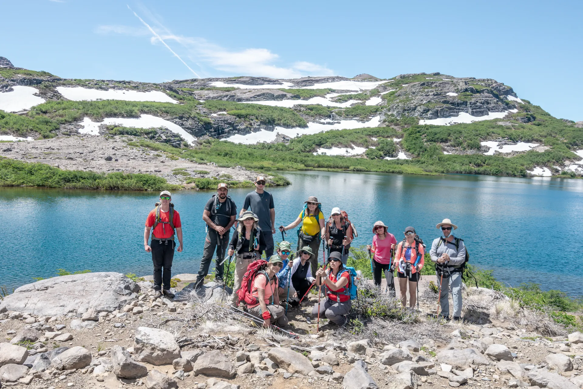 Grupo de viajeros junto a una laguna del norte neuquino