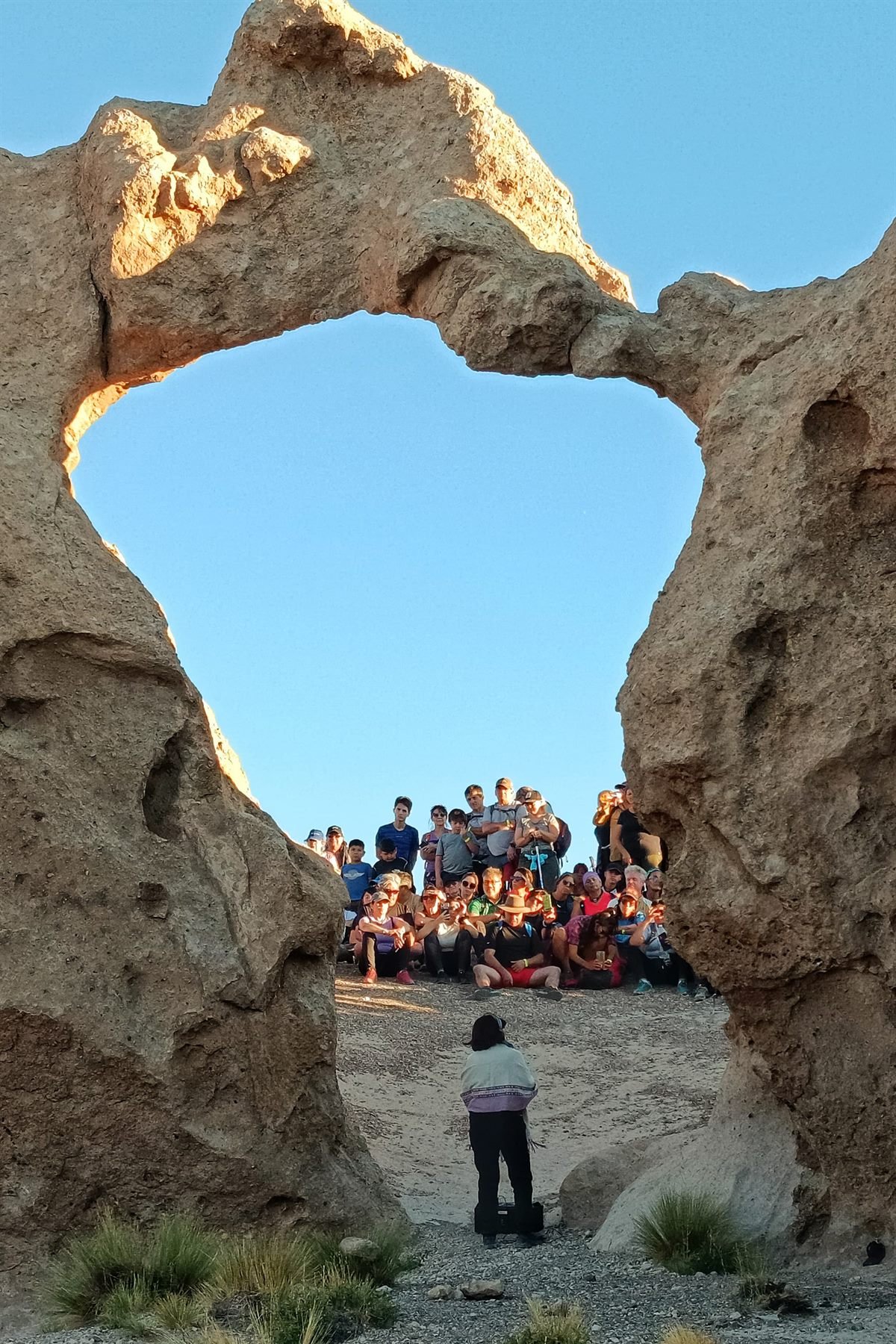 Grupo bajo el Arco del Amor en Los Bolillos