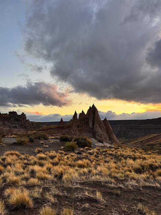 Atardecer sobre las formaciones rocosas de Los Bolillos
