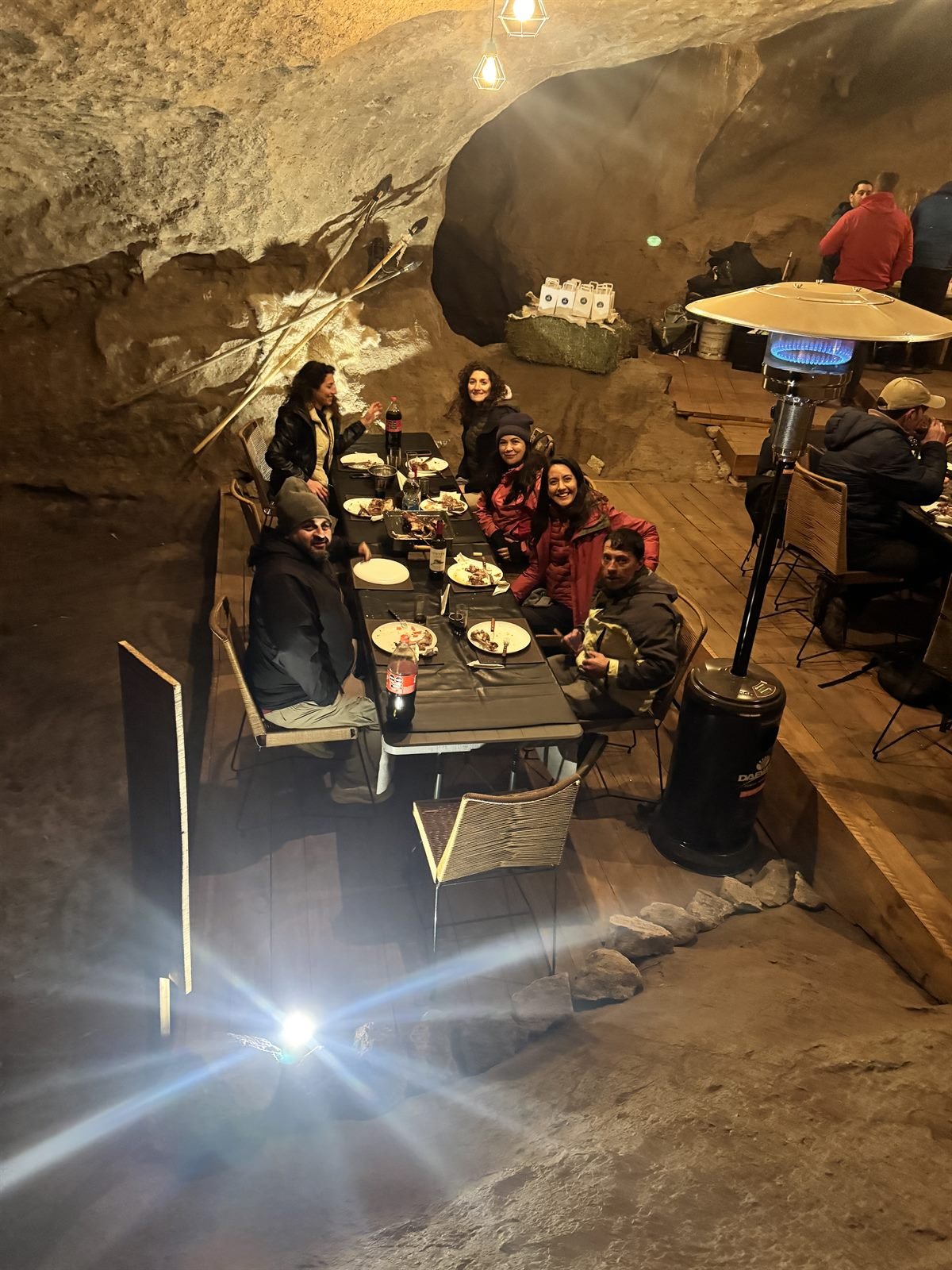 Grupo cenando en la caverna temática de Primitivos