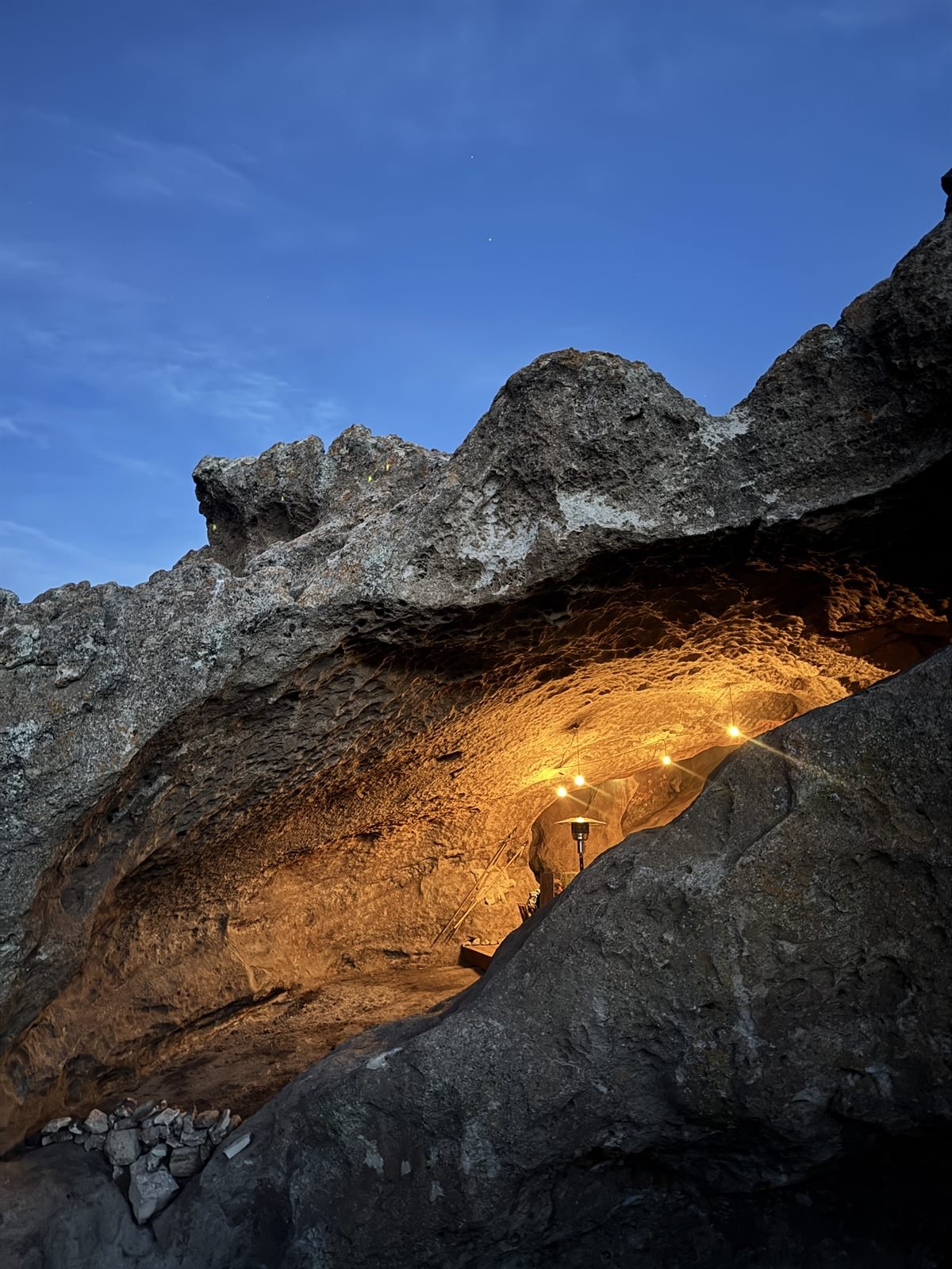 Entrada de la caverna temática iluminada al atardecer