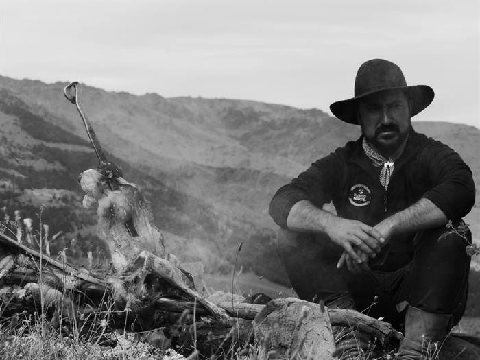 Arriero junto al fuego en la montaña