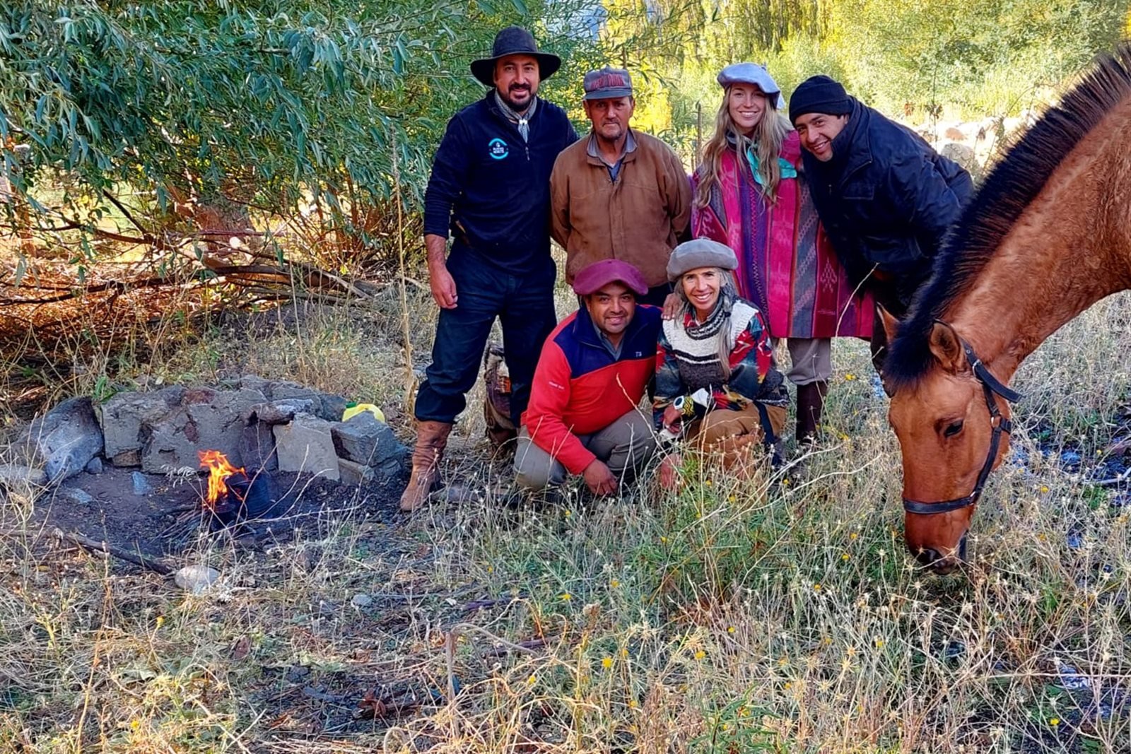 Equipo de Rumbo Norte junto al fogón antes del arreo