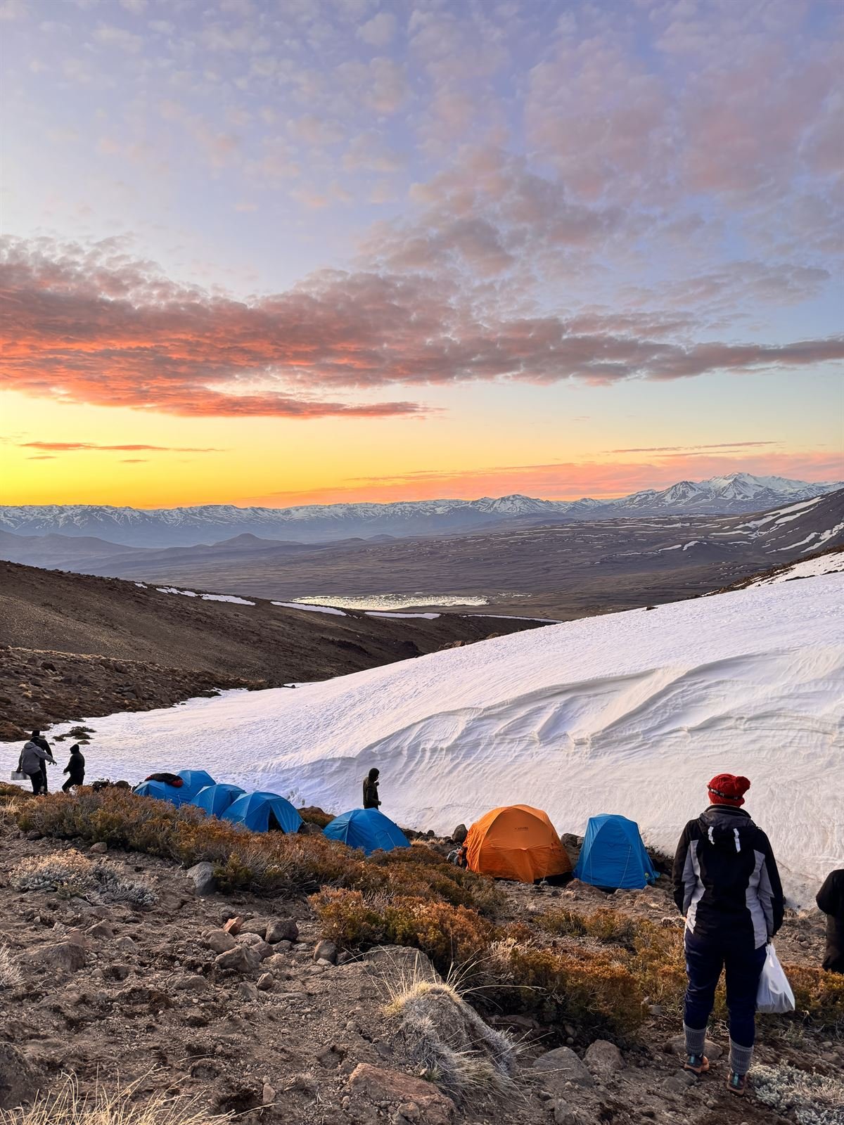 Campamento base al atardecer en la ladera del Tromen