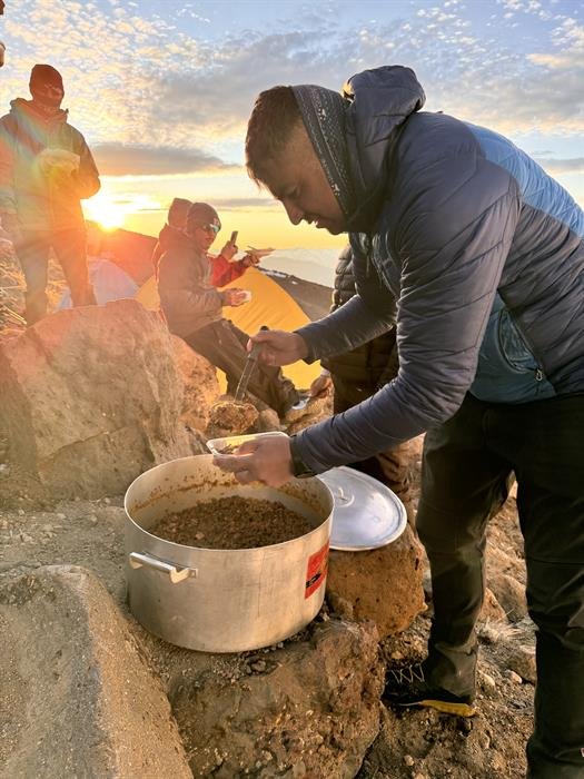 Comida de montaña servida en el campamento al atardecer