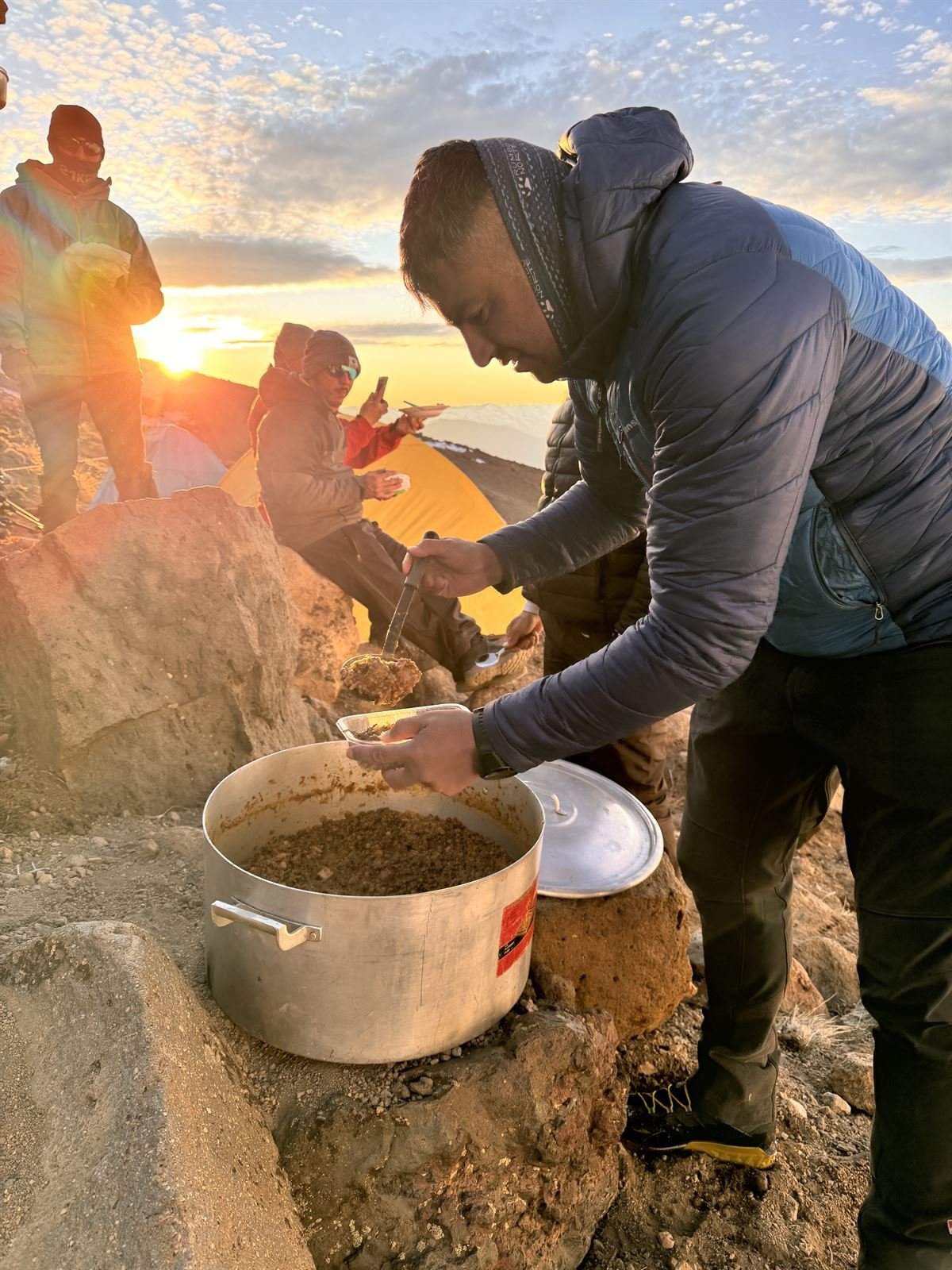 Comida de montaña servida en el campamento al atardecer