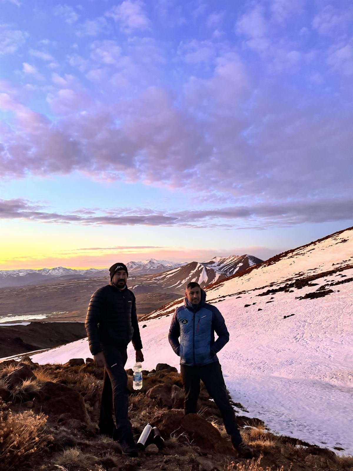 Montañistas al amanecer en la ladera del Tromen