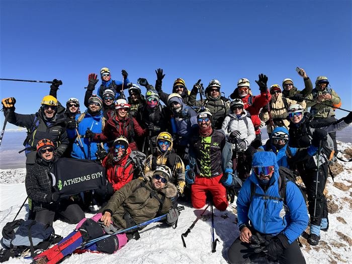 Grupo celebrando en la cumbre del volcán Tromen