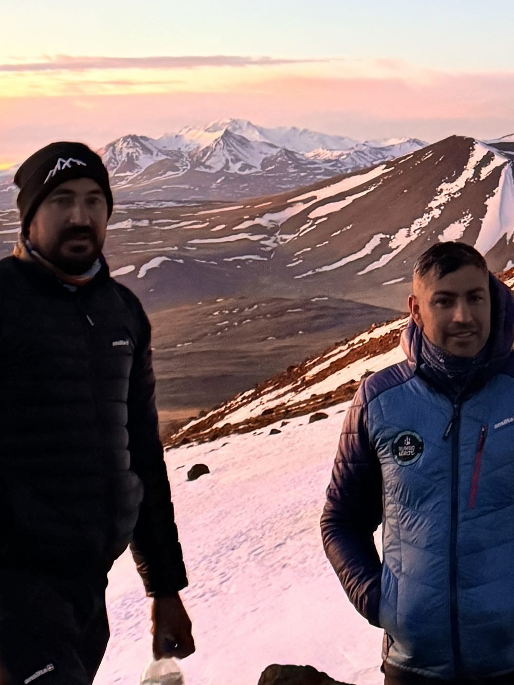 Guía de Rumbo Norte con un participante en la ladera del Tromen