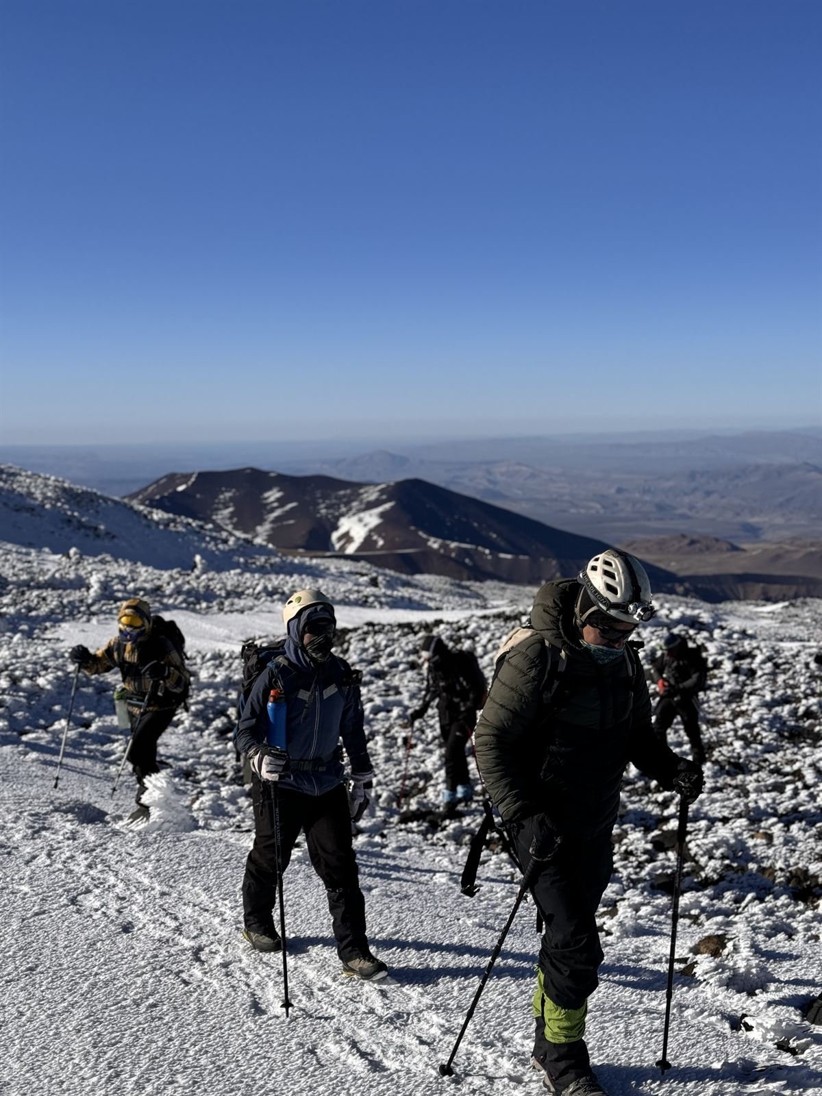 Cordada ascendiendo de madrugada hacia la cumbre del Tromen